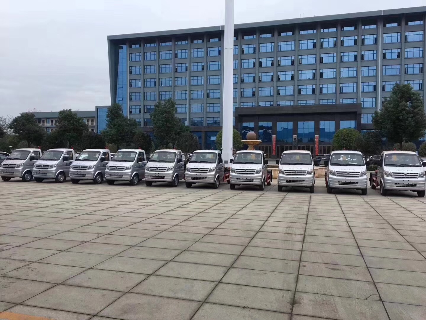 上海博德爾環衛集團采購程力集團的第一批10臺東風小康車廂可卸式垃圾車